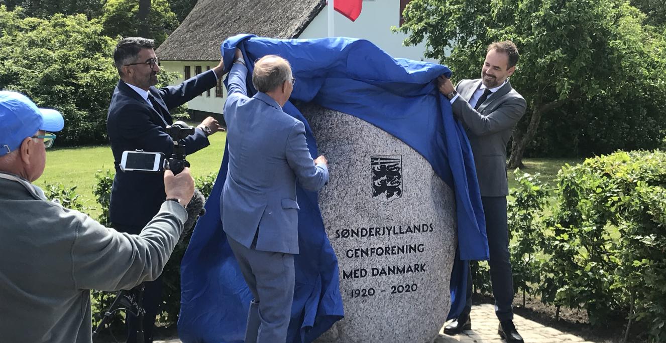 Borgmester Jacob Bundsgaard (S) (til højre) afslørede torsdag den nye genforeningsmindesten i Mindeparken i Aarhus sammen med Rådmand For Teknik og Miljø Bünyamin Simsek (V) og Jesper Andersen, kasserer i Grænseforeningen Aarhus (forrest til venstre). Borgmester Jacob Bundsgaard (S) (til højre) afslørede torsdag den nye genforeningsmindesten i Mindeparken i Aarhus sammen med Rådmand For Teknik og Miljø Bünyamin Simsek (V) og Jesper Andersen, kasserer i Grænseforeningen Aarhus (forrest til venstre).