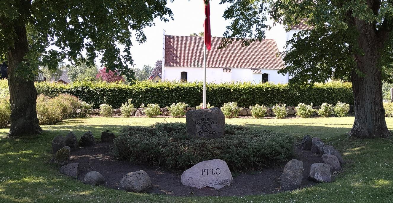 Genforeningsstenen i Allesø er nyfunden og har i mange år stået i en privat have. Nu er stenen blevet en del af et mindre anlæg ved Allesø Kirke. Genforeningsstenen i Allesø er nyfunden og har i mange år stået i en privat have. Nu er stenen blevet en del af et mindre anlæg ved Allesø Kirke.