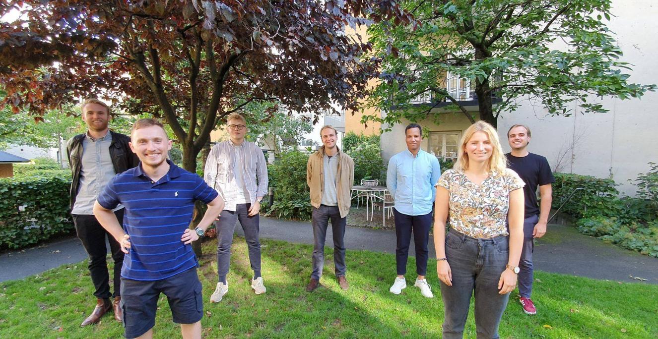 Grænseforeningen Ungdom valgte lørdag ny bestyrelse. Fra venstre til højre ses: Rune Delfs (suppleant), Patrick Rix Andersen (bestyrelsesmedlem), Jonas Kopf (formand), Simon Bruhn (medlem), Keneya Gross (næstformand), Frigga Loeck (kasserer) og Christopher Warnke (suppleant). På billedet mangler Lea Thomsen (bestyrelsesmedlem) og afgående formand Max Kahrmann (bestyrelsesmedlem). Grænseforeningen Ungdom valgte lørdag ny bestyrelse. Fra venstre til højre ses: Rune Delfs (suppleant), Patrick Rix Andersen (bestyrelsesmedlem), Jonas Kopf (formand), Simon Bruhn (medlem), Keneya Gross (næstformand), Frigga Loeck (kasserer) og Christopher Warnke (suppleant). På billedet mangler Lea Thomsen (bestyrelsesmedlem) og afgående formand Max Kahrmann (bestyrelsesmedlem).