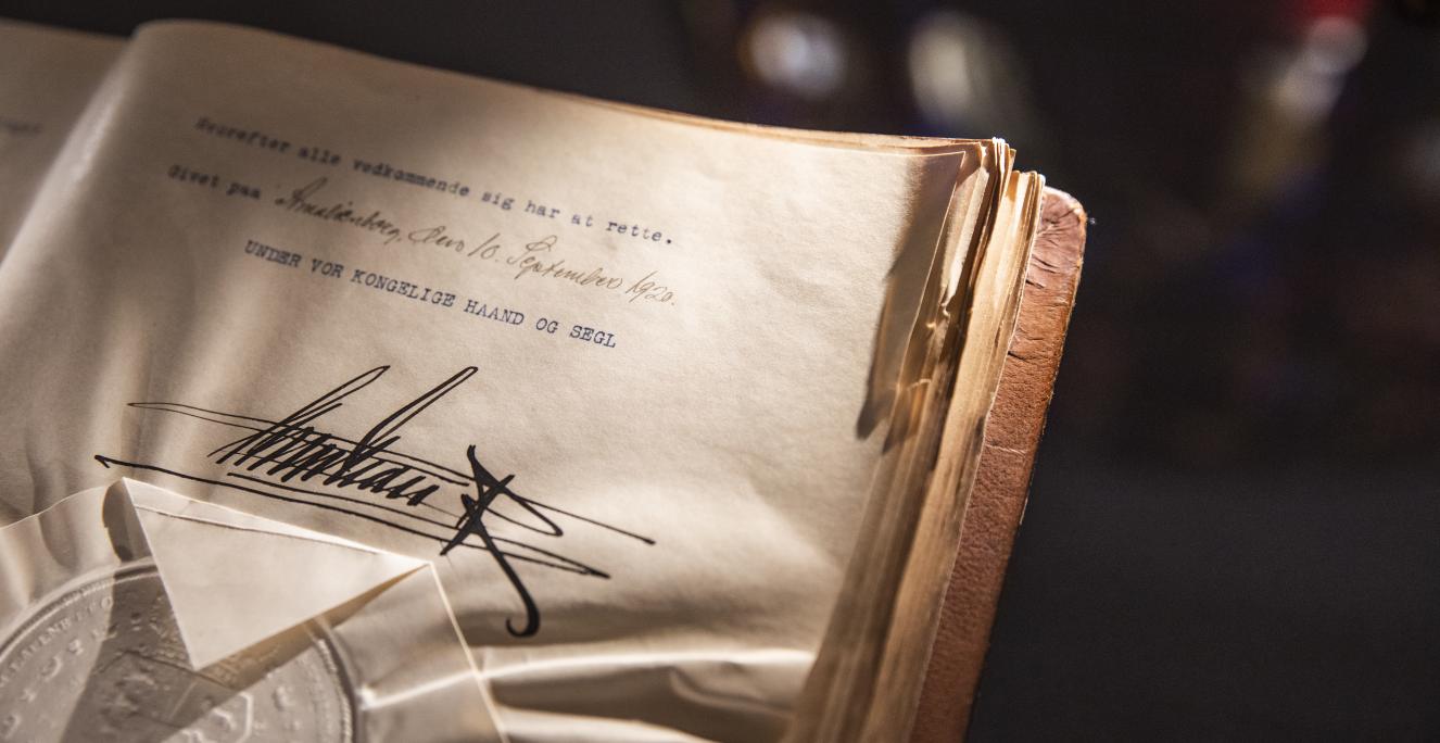 Grundlovsændringen, som kong Christian 10. stadfæstede den 10. september 1920, opbevares normalt på Rigsarkivet, hvor den ikke er tilgængelig for offentligheden. Fra midten af oktober udstilles den i Vandrehallen i Folketinget.