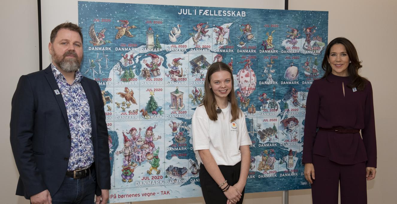 Kronprinsesse Mary, protektor for Julemærkefonden, præsenterede mandag årets julemærke 2020, der er tegnet af illustrator Tomas Björnsson (tv.). Ved præsentationen deltog også 15-årige Benedicte Lise Vinge, der har tilbragt 10 uger på et julemærkehjem. Kronprinsesse Mary, protektor for Julemærkefonden, præsenterede mandag årets julemærke 2020, der er tegnet af illustrator Tomas Björnsson (tv.). Ved præsentationen deltog også 15-årige Benedicte Lise Vinge, der har tilbragt 10 uger på et julemærkehjem.