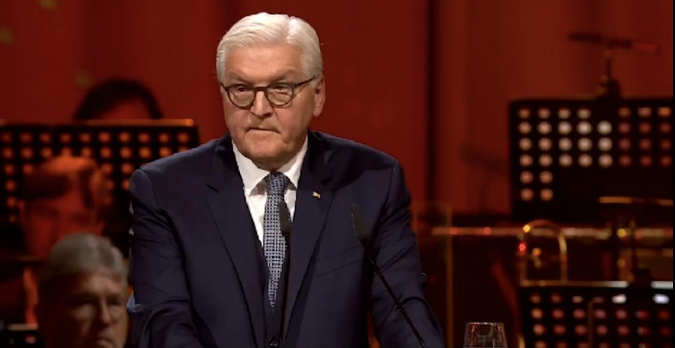 "Vi er kommet meget længere, end vi tror", sagde Tysklands forbundspræsident, Frank-Walter Steinmeier i sin tale ved fejringen af 30-året for Tysklands genforening. "Vi er kommet meget længere, end vi tror", sagde Tysklands forbundspræsident, Frank-Walter Steinmeier i sin tale ved fejringen af 30-året for Tysklands genforening.