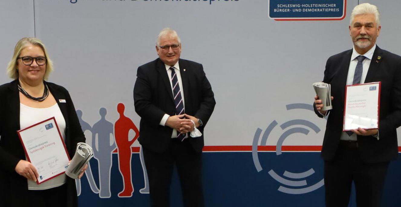 Sydslesvigsk Forening (SSF) og Bund Deutscher Nordschleswiger (BDN) modtog onsdag den 11. november den slesvig-holstenske demokratipris, der blev uddelt af den slesvig-holstenske landdag og sparekasse- og giroforbundet i Slesvig-Holsten. På billedet ses (f.v.) formand Gitte Hougaard-Werner, SSF, landdagspræsident Klaus Schlie (CDU) og formand Hinrich Jürgensen, BDN.