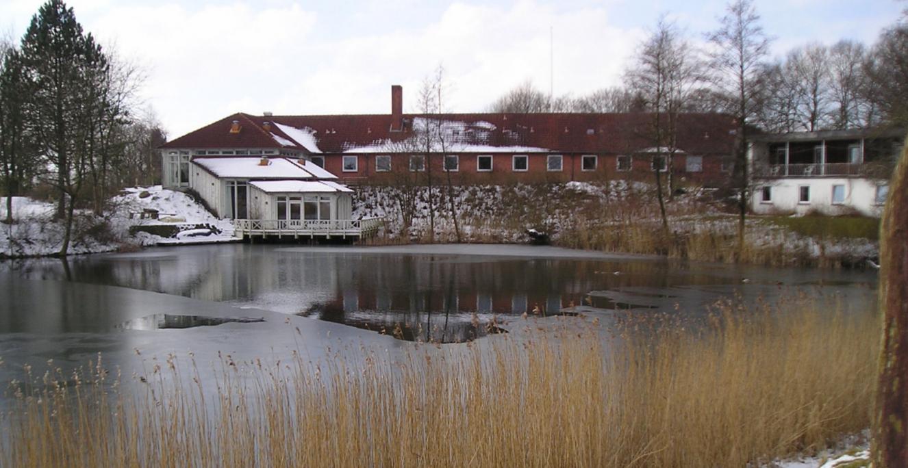 Jaruplund Højskole, der ligger ca. 15 km. syd for Flensborg, er en af det danske mindretals institutioner, der nu får dækket sit driftsunderskud i forbindelse med coronapandemien. Jaruplund Højskole, der ligger ca. 15 km. syd for Flensborg, er en af det danske mindretals institutioner, der nu får dækket sit driftsunderskud i forbindelse med coronapandemien.