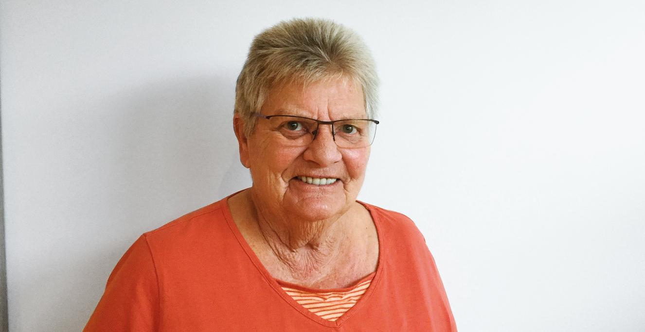 Tove Kolb er 76 år, bor i Flensborg og er pensioneret børnehavepædagog, har studeret i Aarhus. Tove Kolb er 76 år, bor i Flensborg og er pensioneret børnehavepædagog, har studeret i Aarhus.