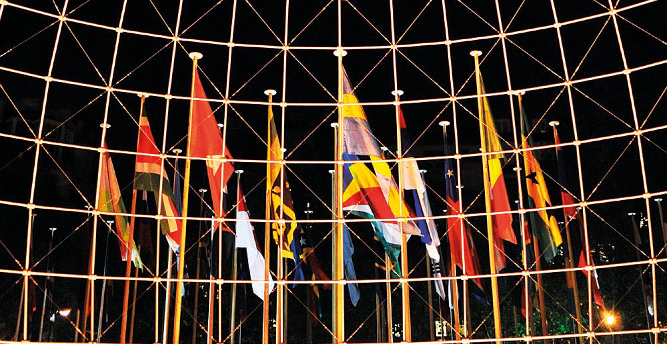 Danmark og Tyskland gik i marts 2020 sammen om at nominere den dansk-tyske minoritetsmodel til UNESCO’s liste over immateriel kulturarv. Her ses Globe Symbolique, en stålglobus med en diameter på 15 meter, der er tegnet af den danske arkitekt Erik Reitzel og opført i 1995 foran UNESCO’s hovedkvarter i Paris. 