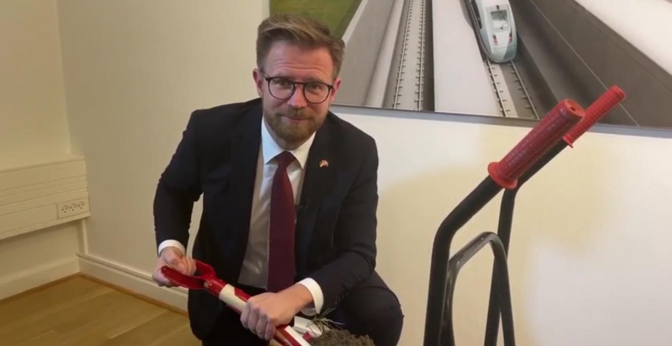 Transportminister Benny Engelbrecht (S) havde hentet 30 kilo jord fra Rødbyhavn ind på sit ministerkontor for at foretage det første spadestik for byggeriet på Femern-forbindelsen virtuelt. Transportminister Benny Engelbrecht (S) havde hentet 30 kilo jord fra Rødbyhavn ind på sit ministerkontor for at foretage det første spadestik for byggeriet på Femern-forbindelsen virtuelt.