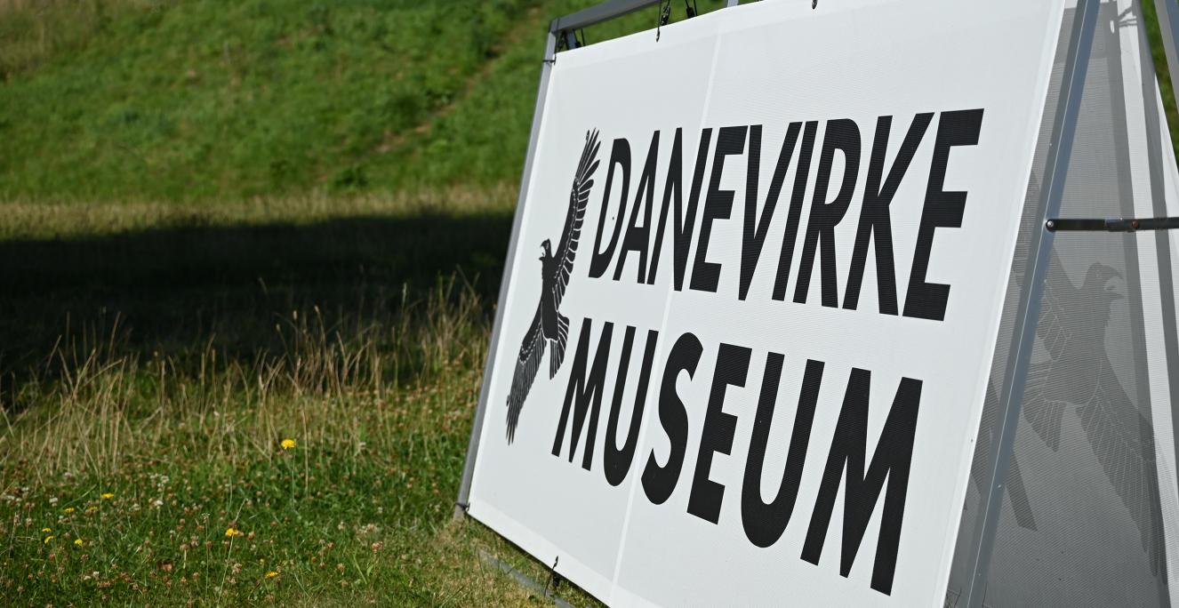 Sydslesvigsk Forening (SSF) har fået tilsagn på i alt 73 millioner kroner fra to danske fonde til opførelsen af et nyt, moderne museum ved det historiske voldanlæg Danevirke. Sydslesvigsk Forening (SSF) har fået tilsagn på i alt 73 millioner kroner fra to danske fonde til opførelsen af et nyt, moderne museum ved det historiske voldanlæg Danevirke.
