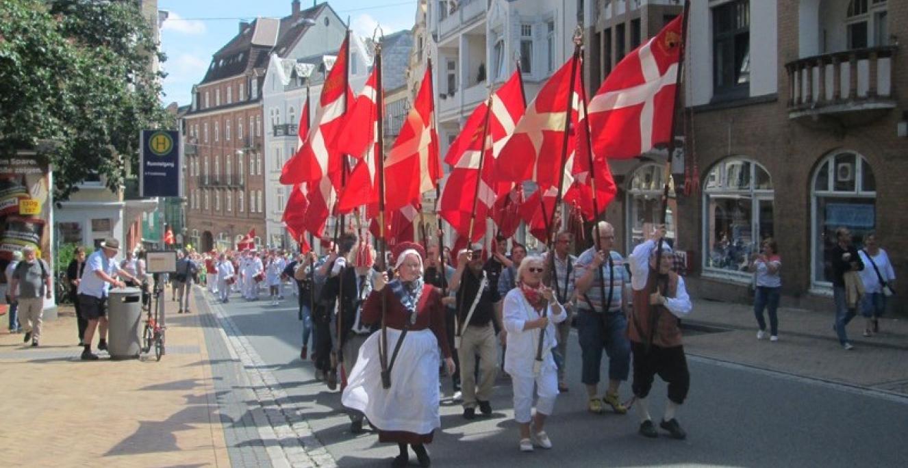 Der bliver ingen optog eller friluftsmøder ved De danske Årsmøder i Sydslesvig 2021. Det besluttede Sydslesvigsk Forening tirsdag aften. Der bliver ingen optog eller friluftsmøder ved De danske Årsmøder i Sydslesvig 2021. Det besluttede Sydslesvigsk Forening tirsdag aften.