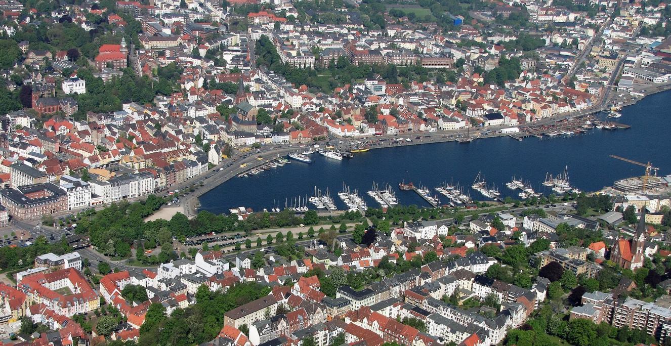 Fra på lørdag indføres der udgangsforbud i Flensborg fra klokken 21 og indtil klokken fem om morgenen. Fra på lørdag indføres der udgangsforbud i Flensborg fra klokken 21 og indtil klokken fem om morgenen.