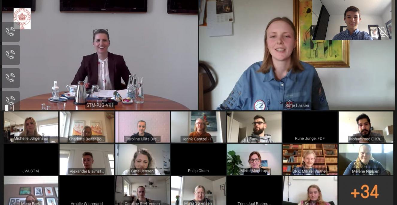 Frigga Loeck, Mohammed Abou El Kheir (yderst til højre) og Konstantin Jockel (øverst i højre hjørne) deltog torsdag i et digitalt stormøde med statsminister Mette Frederiksen (S). Frigga Loeck, Mohammed Abou El Kheir (yderst til højre) og Konstantin Jockel (øverst i højre hjørne) deltog torsdag i et digitalt stormøde med statsminister Mette Frederiksen (S).