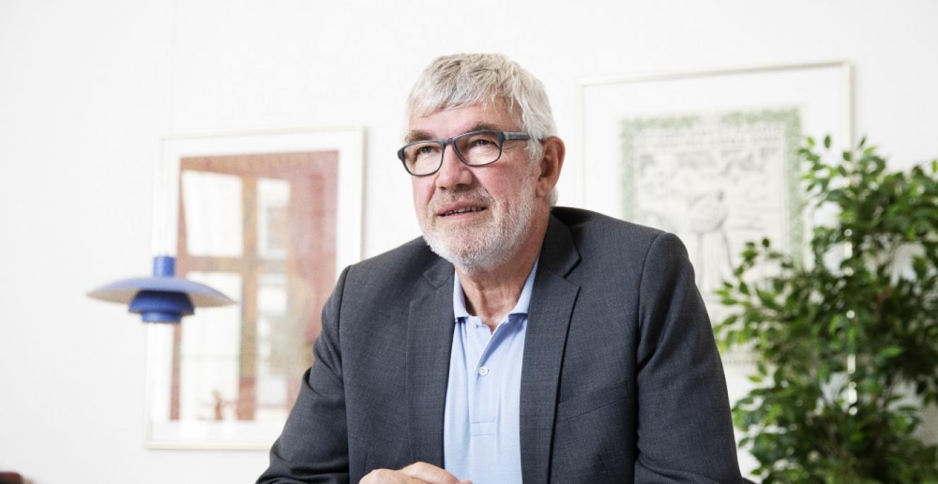 ”Det kan ikke være rigtigt, at de mennesker, der indgår i folkeoplysende fællesskaber, ikke kan afholde foredrag eller generalforsamlinger, men må vente til efter den 21. maj ifølge genåbningsplanen", siger Knud-Erik Therkelsen, generalsekretær i Grænseforeningen. ”Det kan ikke være rigtigt, at de mennesker, der indgår i folkeoplysende fællesskaber, ikke kan afholde foredrag eller generalforsamlinger, men må vente til efter den 21. maj ifølge genåbningsplanen", siger Knud-Erik Therkelsen, generalsekretær i Grænseforeningen.