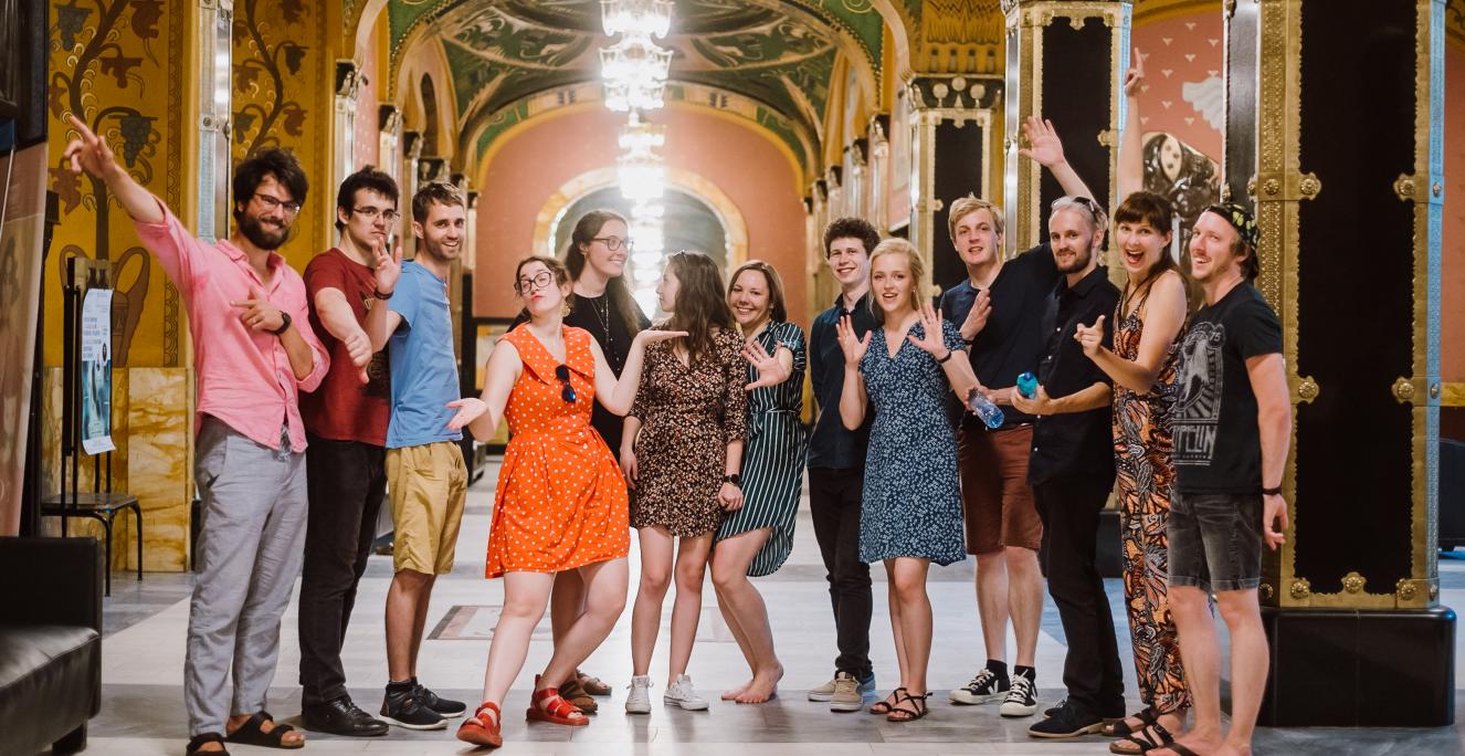 20 unge europæere var tilmeldt det internationale højskoleophold Minority Changemaker Programme i 2021. Her ses et par af dem samlet i Palace of Culture i Targu Mures, Rumænien, i 2019