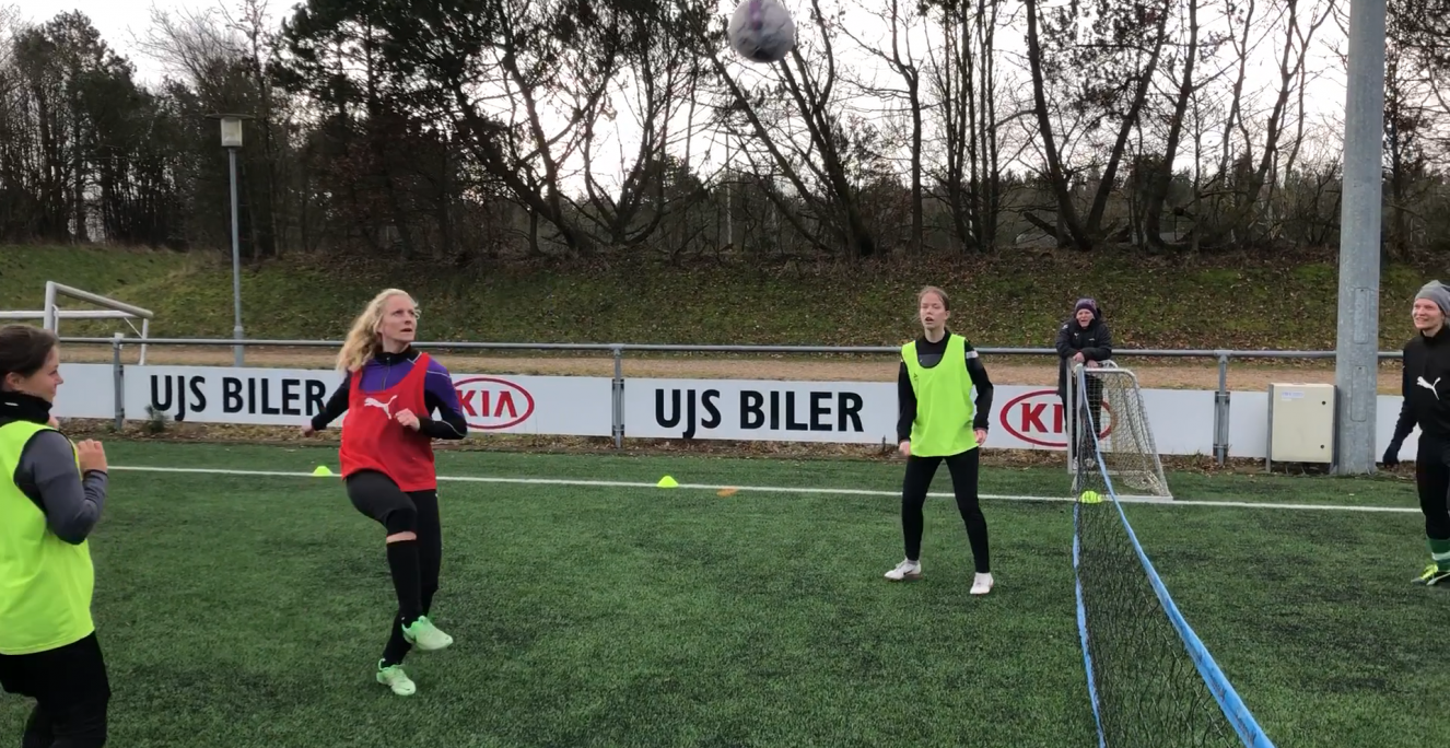Fodtennis spilles med en fodbold og et tennisnet med to hold med to til tre spillere. Fodtennis spilles med en fodbold og et tennisnet med to hold med to til tre spillere.