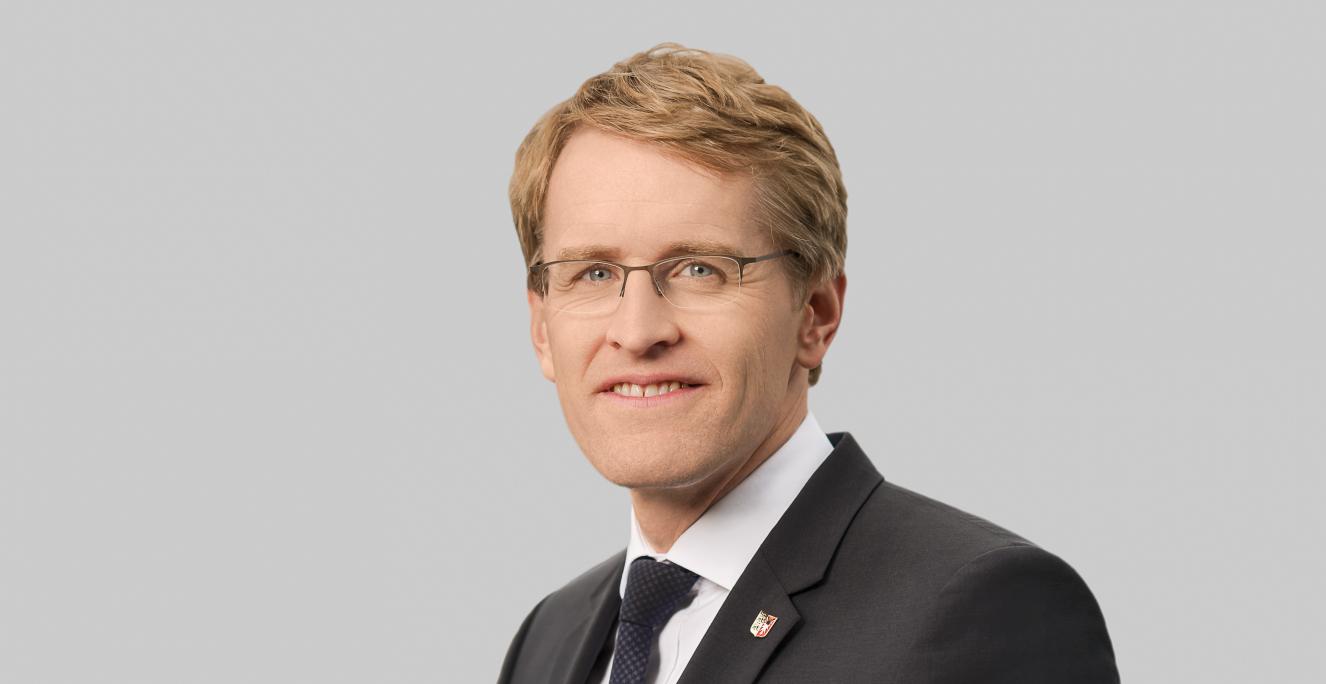 Den slesvig-holstenske ministerpræsident, Daniel Günther (CDU), er taknemmelig for, at den danske regering har besluttet at stille 55.000 doser af AstraZeneca-vaccinen til rådighed for Slesvig-Holsten. Den slesvig-holstenske ministerpræsident, Daniel Günther (CDU), er taknemmelig for, at den danske regering har besluttet at stille 55.000 doser af AstraZeneca-vaccinen til rådighed for Slesvig-Holsten.