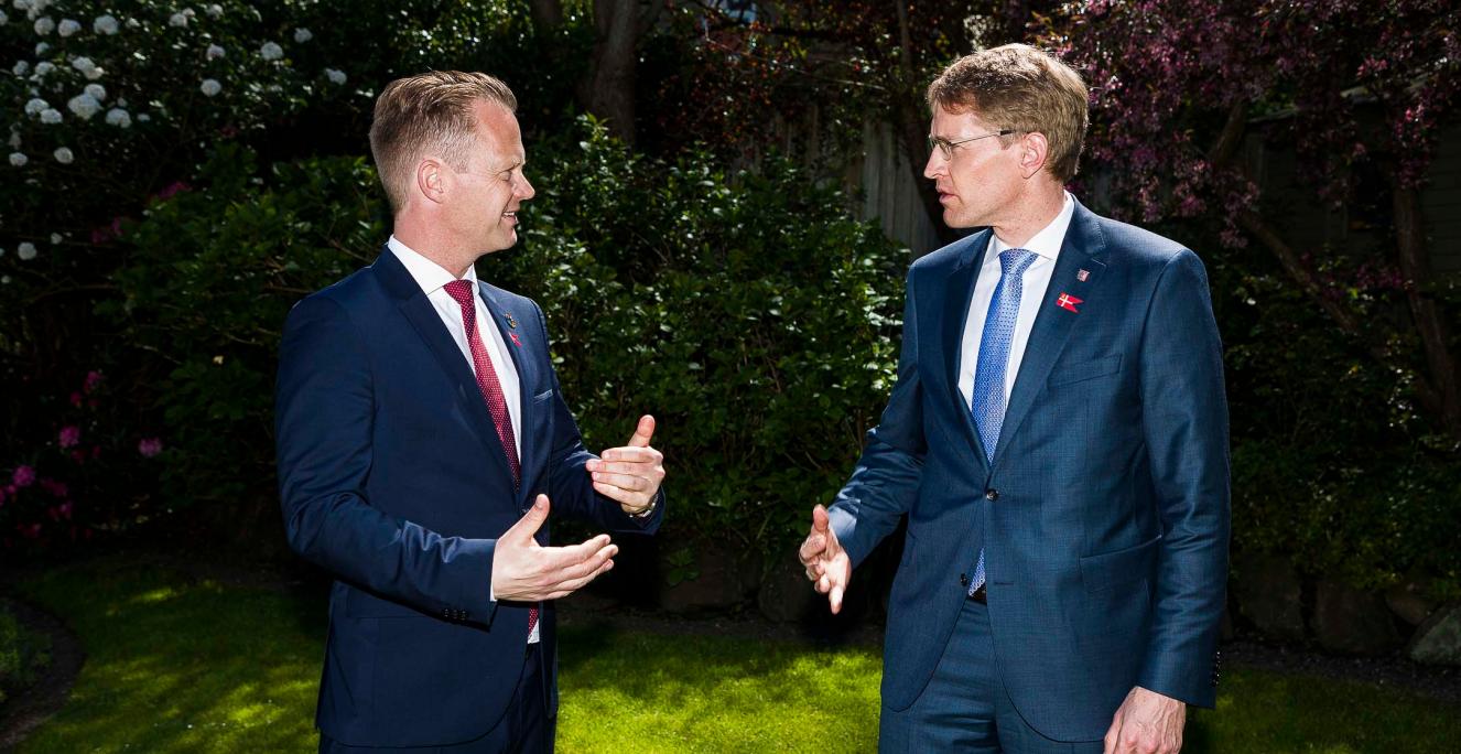 Udenrigsminister Jeppe Kofod (S) mødtes lørdag med Daniel Günther, ministerpræsident i Slesvig-Holsten. Udenrigsminister Jeppe Kofod (S) mødtes lørdag med Daniel Günther, ministerpræsident i Slesvig-Holsten.
