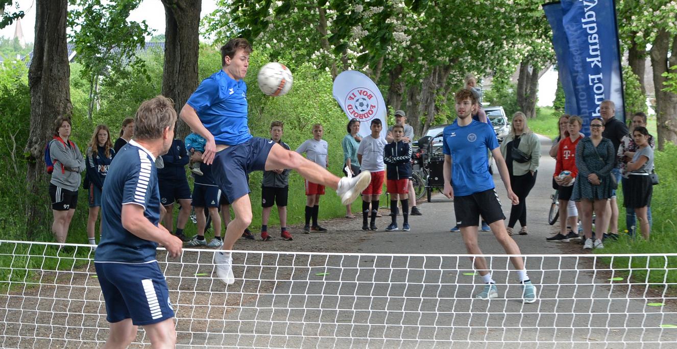 Bov IF og Harreslev-Kobbermølle, der har adresse på hver sin side af den dansk-tyske grænse, spillede fodtennis ved grænseovergangen Rønsdam for at markere 100-året for Genforeningen. Bov IF og Harreslev-Kobbermølle, der har adresse på hver sin side af den dansk-tyske grænse, spillede fodtennis ved grænseovergangen Rønsdam for at markere 100-året for Genforeningen.