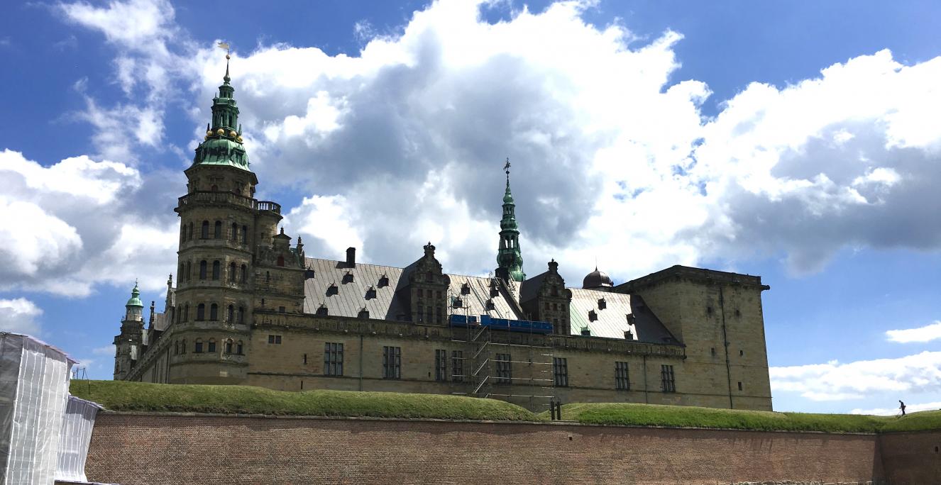 Oplev teaterstykket 'Romeo + Julie' ved Kronborg, Helsingør. Oplev teaterstykket 'Romeo + Julie' ved Kronborg, Helsingør.