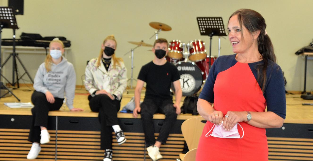 Den slesvig-holstenske landdags næstformand Annabell Krämer (CDU) besøgte onsdag den 11. august Gymnasium am Mühlenberg i Bad Schwartau ved Lübeck sammen med fire af Grænseforeningens Elevambassadører fra det danske gymnasium Duborg-Skolen I Flensborg. I baggrunden ses tre af dem, Clara Krogh Huening, Emily Biallas og Konstantin Jocke. 