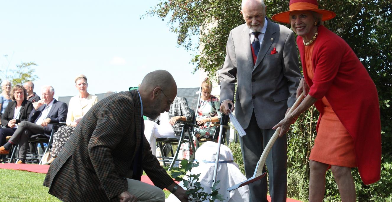 Ved Grænseforeningens Folkemøde på Ejer Bavnehøj plantede Prinsesse Benedikte et skud af Kongeegen ved Jægerspris, der er næsten 2000 år gammel. Ved siden af prinsessen ses fra højre Bjørn Nils Ebbesen, Grænseforeningen for Skanderborg, og Nils Sættem, skovrider og direktør i Kong Frederik den Syvendes Stiftelse.