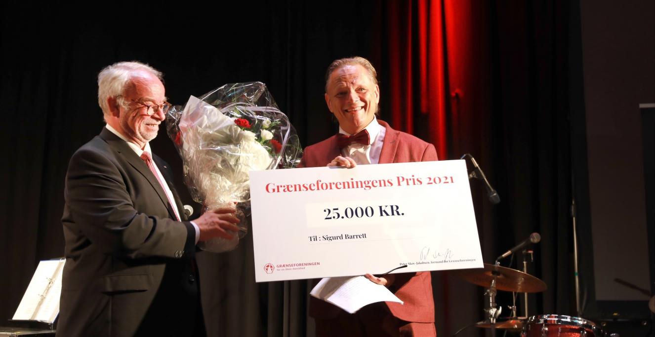 Sigurd Barrett får overrakt Grænseforeningens Pris af Grænseforeningens formand Peter Skov-Jakobsen.