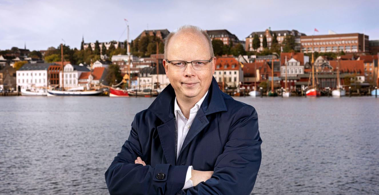 Ifølge det tyske forskningsinstitut Zweitstimme.org er der 100 procents sandsynlighed for, at Stefan Seidler, der er spidskandidat for det dansk-frisiske mindretalsparti Sydslesvigsk Vælgerforening (SSW) vil blive valgt ind i den tyske Forbundsdag ved valget den 26. september. Ifølge det tyske forskningsinstitut Zweitstimme.org er der 100 procents sandsynlighed for, at Stefan Seidler, der er spidskandidat for det dansk-frisiske mindretalsparti Sydslesvigsk Vælgerforening (SSW) vil blive valgt ind i den tyske Forbundsdag ved valget den 26. september.