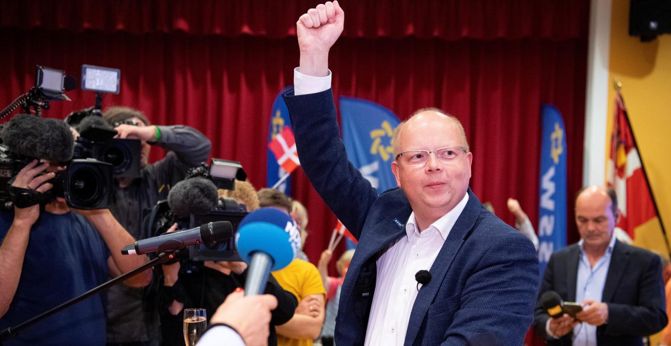 SSW's Stefan Seidler fejrede valgaftenens resultat på Flensborghus i Flensborg sammen med medlemmer af det danske mindretal. 