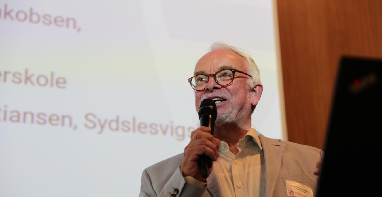 Peter Skov-Jakobsen, formand for Grænseforeningen, bød velkommen til Grænseforeningens Sendemandsmøde 2021. Peter Skov-Jakobsen, formand for Grænseforeningen, bød velkommen til Grænseforeningens Sendemandsmøde 2021.