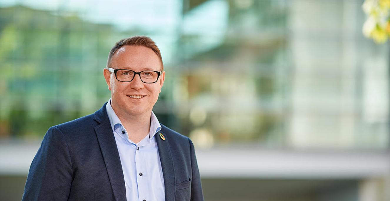 41-årige Christian Dirschauer er lørdag blevet valgt som ny formand for det dansk-frisiske mindretalsparti Sydslesvigsk Vælgerforening (SSW). Han afløser Flemming Meyer, der går på pension efter 16 år på formandsposten. 41-årige Christian Dirschauer er lørdag blevet valgt som ny formand for det dansk-frisiske mindretalsparti Sydslesvigsk Vælgerforening (SSW). Han afløser Flemming Meyer, der går på pension efter 16 år på formandsposten.