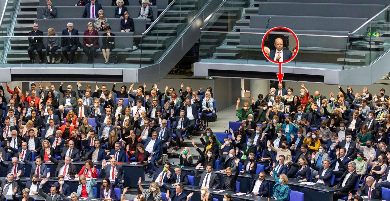 Stefan Seidler sidder bagerst, bagved De Grønne og ved siden af SPD Stefan Seidler sidder bagerst, bagved De Grønne og ved siden af SPD