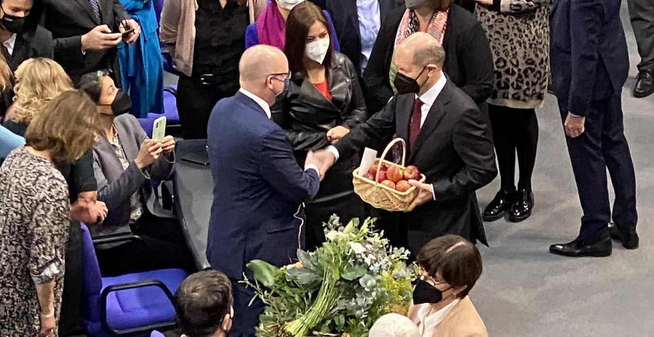 Stefan Seidler overrakte den nye forbundskansler Olaf Scholz en kurv med æbler i velkomstgave. Stefan Seidler overrakte den nye forbundskansler Olaf Scholz en kurv med æbler i velkomstgave.