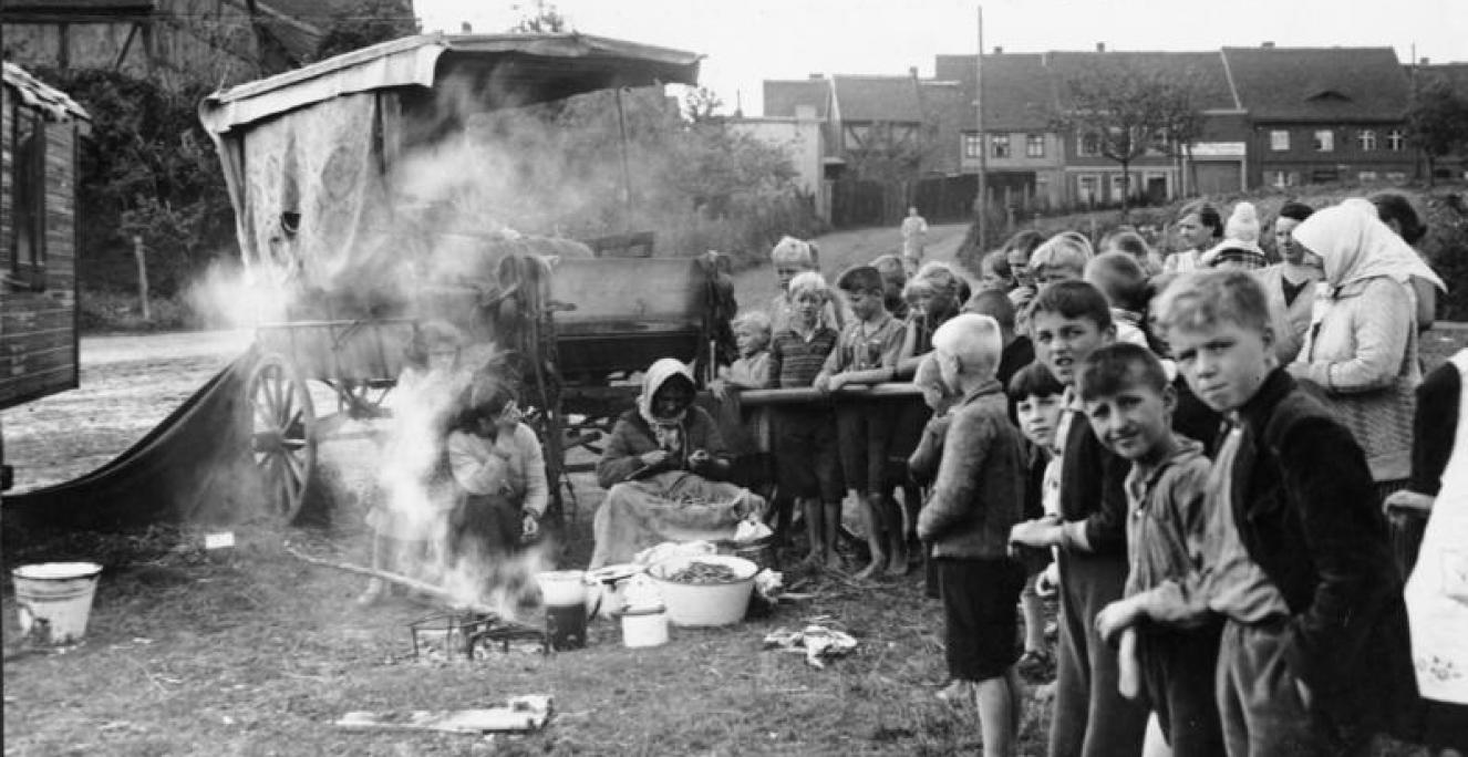 Det skønnes, at der i dag bor ca. 5.000 sintier og romaer i Slesvig-Holsten, og 70.000 sintier og romaer i hele Tyskland. Dette billede er taget i 1931 i Tangermünde i Sachsen-Anhalt. Det skønnes, at der i dag bor ca. 5.000 sintier og romaer i Slesvig-Holsten, og 70.000 sintier og romaer i hele Tyskland. Dette billede er taget i 1931 i Tangermünde i Sachsen-Anhalt.