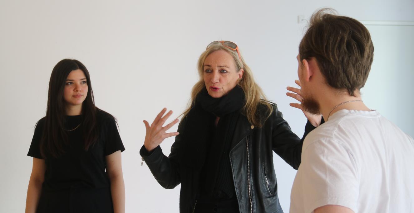 Brigitte Christensen (i midten), der er er manuskriptforfatter og teaterinstruktør, har stået bag workshops i Aarhus og København med Grænseforeningens Kulturmødeambassadører. 