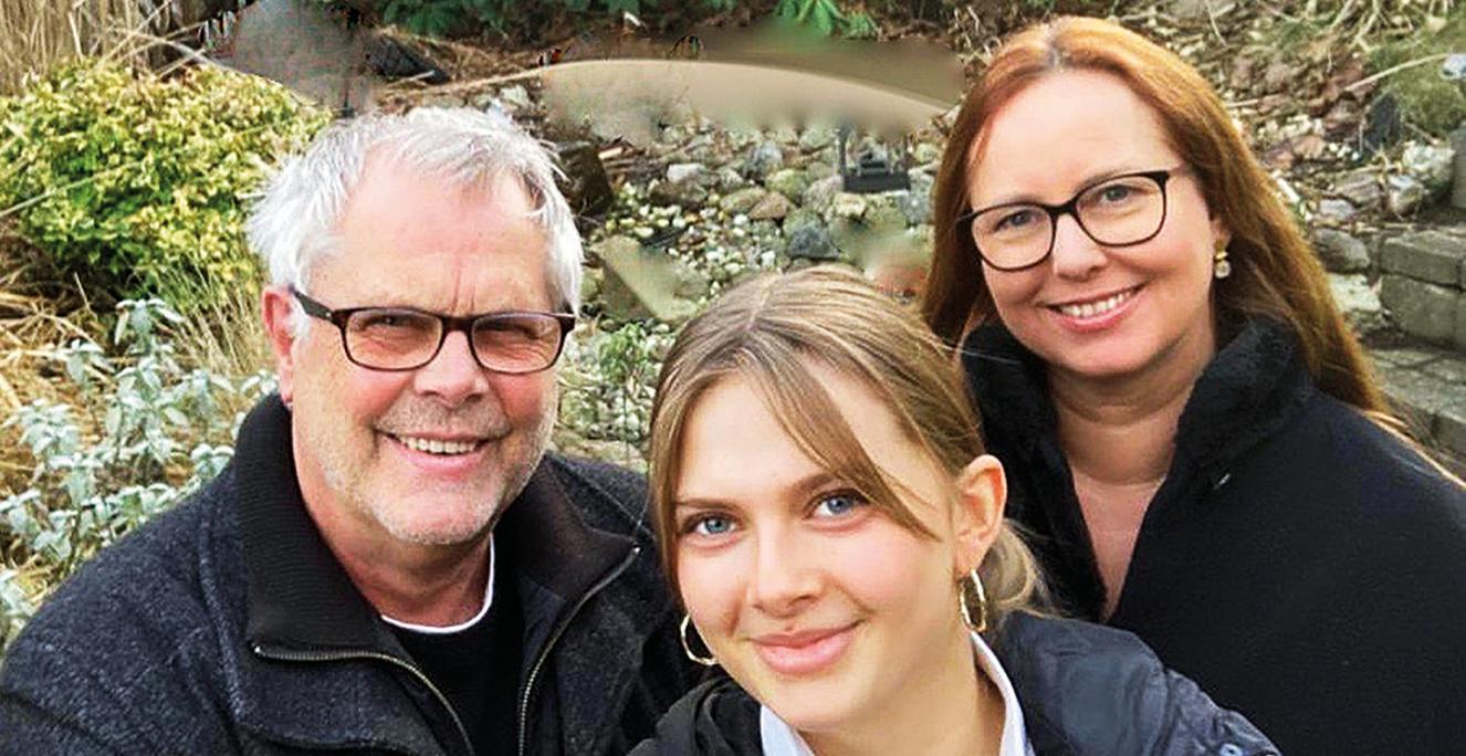 Livia K. Jensen med sine forældre Kay Wohlsen og Angela Jensen. Livia K. Jensen med sine forældre Kay Wohlsen og Angela Jensen.