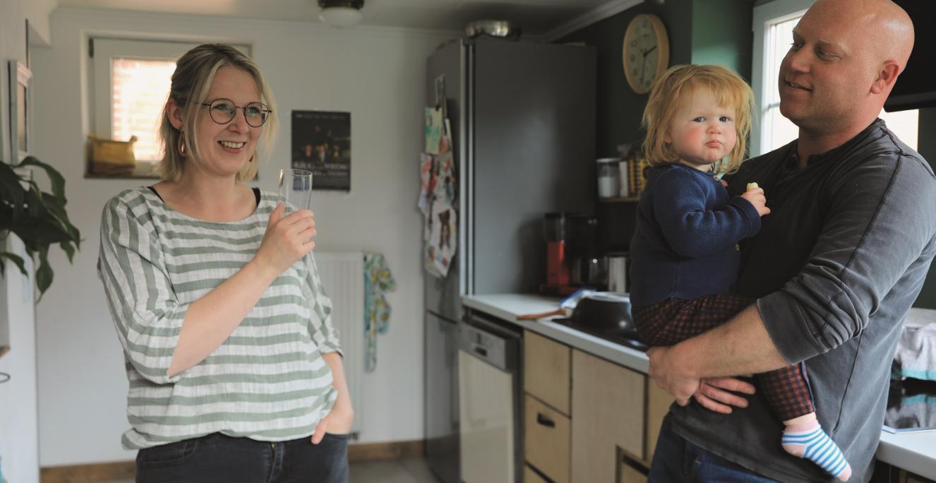 Siden Marie Hahn og Dietrik Barkmeijer er flyttet til Risum, har de ikke fortrudt deres valg en eneste gang. Fra laden uden for huset driver de deres møbelvirksomhed, der i dag har fem ansatte, og det giver dem megen tid til samvær med børnene, der tit tumler rundt i den store have. “Vi er hjemme her. Huset og haven er som en drøm, der er gået i opfyldelse”, siger Marie. Siden Marie Hahn og Dietrik Barkmeijer er flyttet til Risum, har de ikke fortrudt deres valg en eneste gang. Fra laden uden for huset driver de deres møbelvirksomhed, der i dag har fem ansatte, og det giver dem megen tid til samvær med børnene, der tit tumler rundt i den store have. “Vi er hjemme her. Huset og haven er som en drøm, der er gået i opfyldelse”, siger Marie.