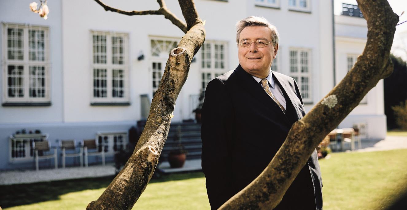 “Det er en stor udfordring at skulle lære dansk, for det danske sprog er på mange måder vanskeligt”, siger Pascal Hector, der for at lære dansk bl.a. ser Matador og Borgen, hører P1 og læser Politiken og Berlingske Tidende.  