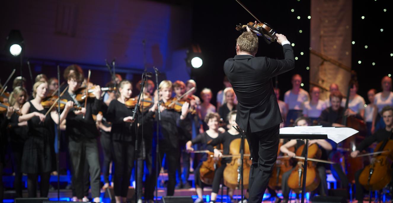 På Tønder Festival spiller bl.a. det dansk-tyske orkester FolkBALTICA, der består af 50 unge fra det sydlige Danmark og den tyske delstat Slesvig-Holsten. På Tønder Festival spiller bl.a. det dansk-tyske orkester FolkBALTICA, der består af 50 unge fra det sydlige Danmark og den tyske delstat Slesvig-Holsten.