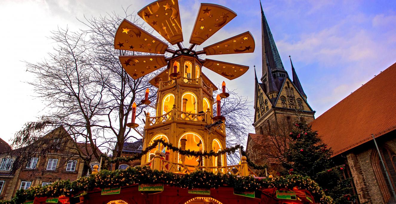 Julemarkedet i Flensborg besøges igen af mange danskere. På Søndertorv står julemarkedets vartegn - den store julepyramide med Sankt Nikolaj Kirken i baggrunden.
