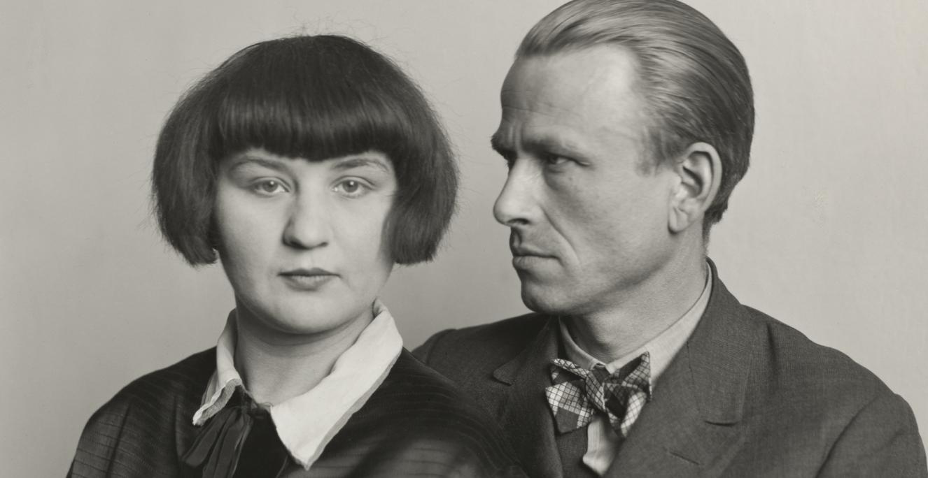 Dix er kendt for sit portræt af journalist Sylvia von Harden – og for makabre malerier af kvinder, der er myrdede. Her er han selv portrætteret af August Sander med sin hustru Martha. Dix er kendt for sit portræt af journalist Sylvia von Harden – og for makabre malerier af kvinder, der er myrdede. Her er han selv portrætteret af August Sander med sin hustru Martha.