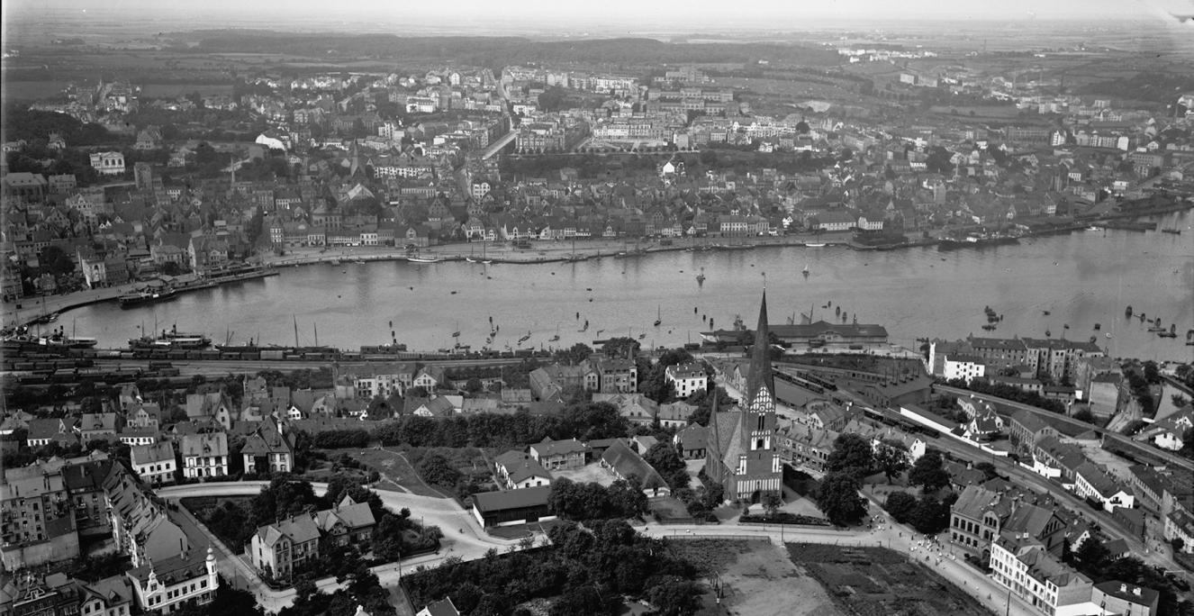 Flensborg fotograferet fra luften i 1912. Flensborg fotograferet fra luften i 1912.