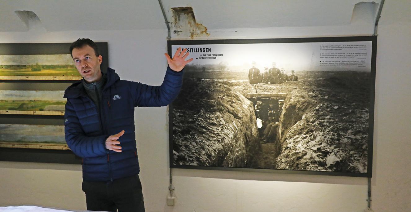 Museumsinspektør Kristian Bruhn viser en planche med Danmarkshistoriens største forsvarsværk, Tunestillingen, der skar tværs gennem Sjælland. Museumsinspektør Kristian Bruhn viser en planche med Danmarkshistoriens største forsvarsværk, Tunestillingen, der skar tværs gennem Sjælland.