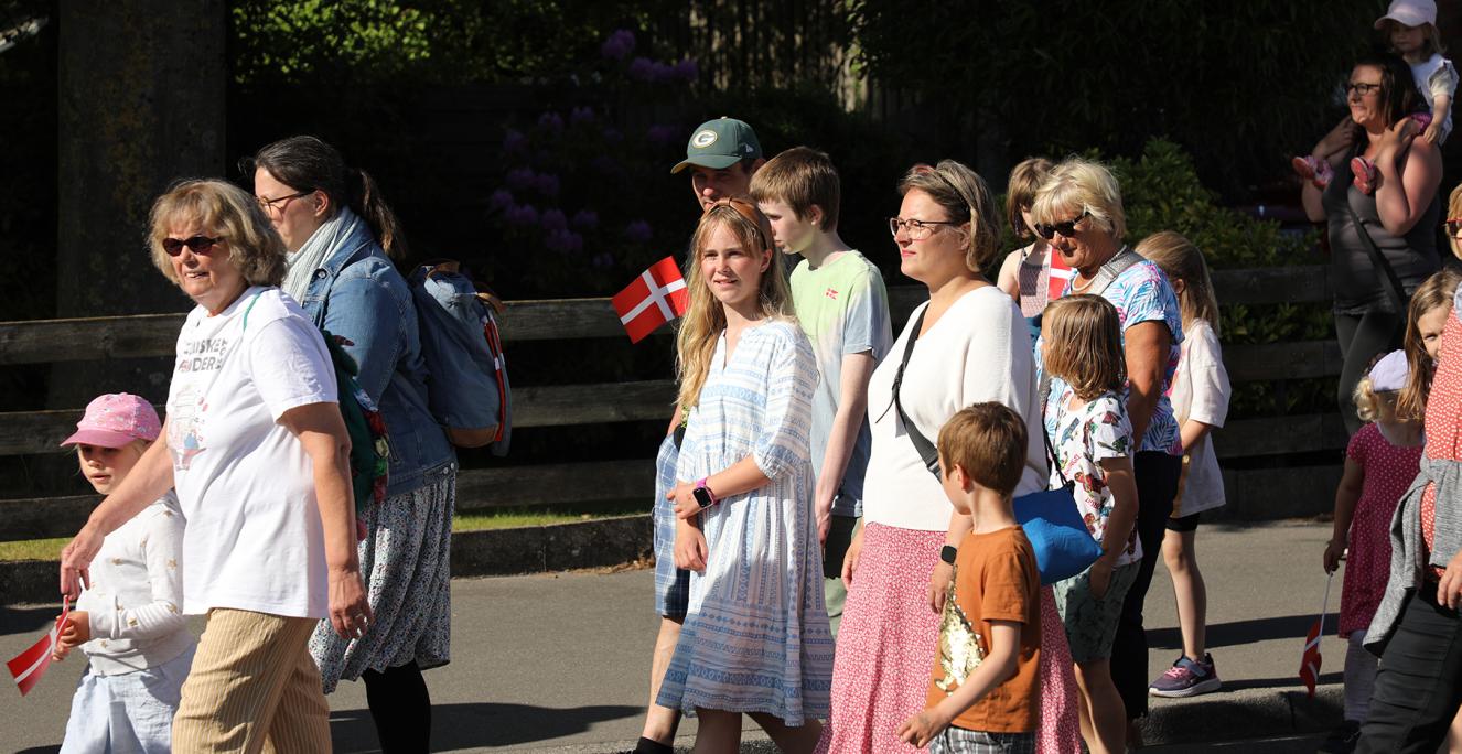 Årsmødeoptoget i Risby samlede flere familier.