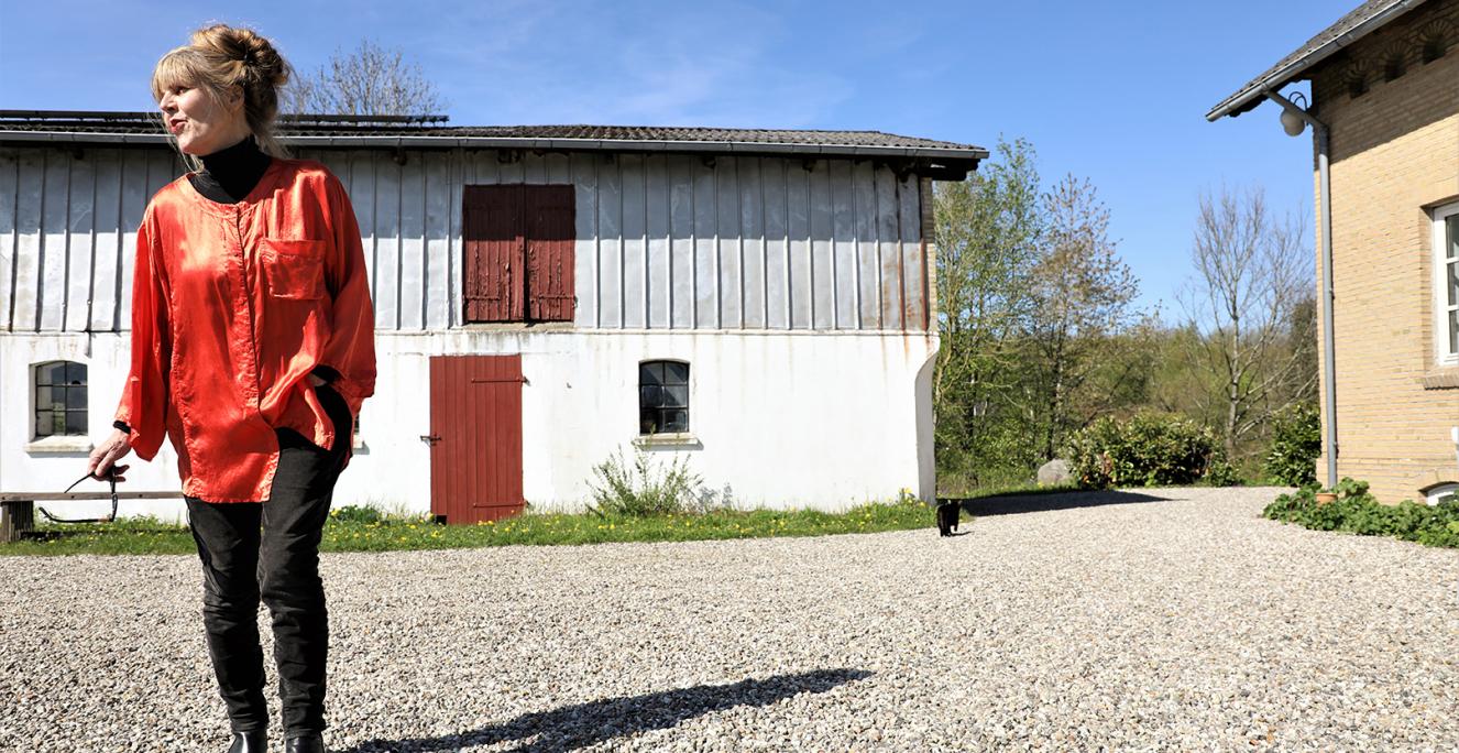 “Jeg flygtede fra Sønderjylland som ung. Jeg skulle bare væk og til København og opleve noget større end landsbyen og Haderslev, hvor jeg gik på gymnasium. Men da mine onkler blev gamle og ville sælge gården, var det min mand, der er opvokset i Hvidovre og har gået på Rødovre Statsskole i Storkøbenhavn, som syntes, at stedet her var helt fantastisk”, siger Anna Elisabeth Jessen.