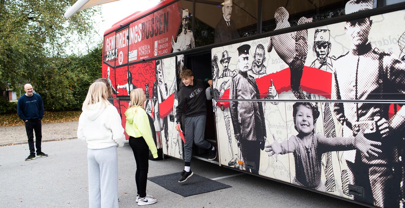 Museum Sønderjyllands formidlede i 2020 om folkeafstemning, grænsedragning og mindretal på 94 skoler i Danmark og Sydslesvig med en Genforeningsbus. Museum Sønderjyllands formidlede i 2020 om folkeafstemning, grænsedragning og mindretal på 94 skoler i Danmark og Sydslesvig med en Genforeningsbus.