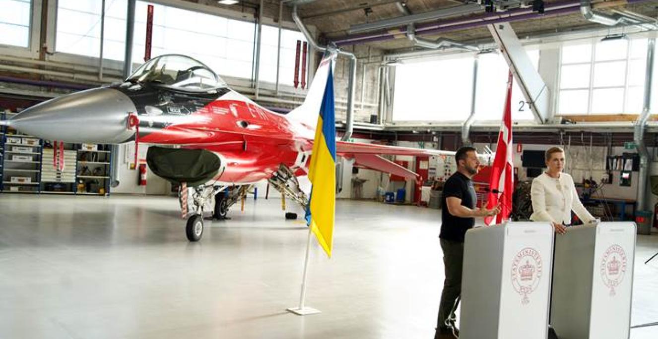 Den ukrainske Vlodomyr Zelenskyj landede søndag eftermiddag i Danmark. Det sker i forbindelse med, at Danmark donerer 19 F-16-fly til Ukraine. Den ukrainske Vlodomyr Zelenskyj landede søndag eftermiddag i Danmark. Det sker i forbindelse med, at Danmark donerer 19 F-16-fly til Ukraine.