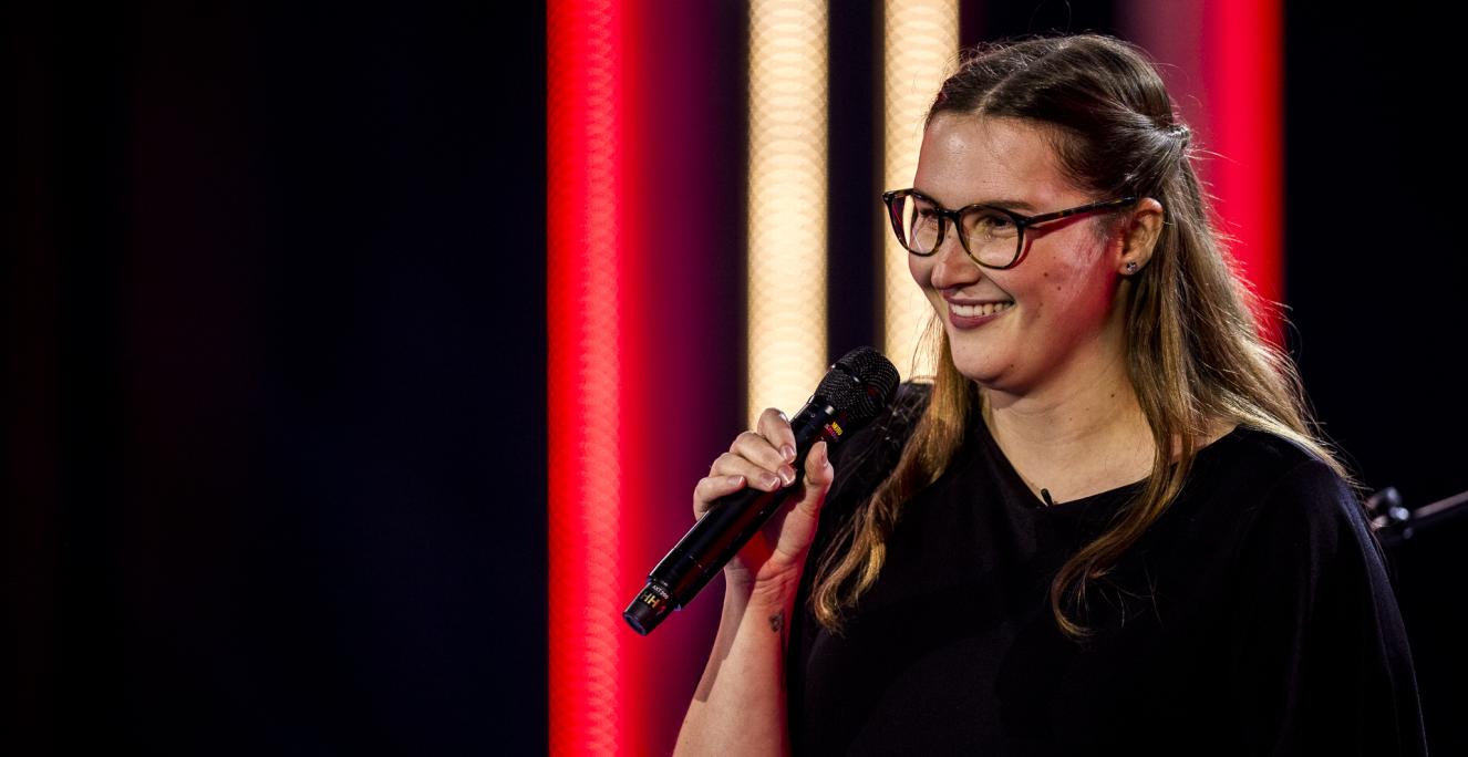 Sydslesvigske Helene Frank er blandt de sidste ni deltagere i årets udgave af X-Factor. Sydslesvigske Helene Frank er blandt de sidste ni deltagere i årets udgave af X-Factor.