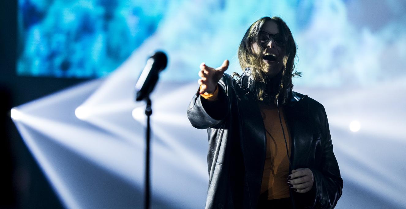 Helene Frank leverede en version af Søren Huss' 'Et Hav af Udstrakte Hænder', der var lige dele elektronisk, futuristisk og dyster.