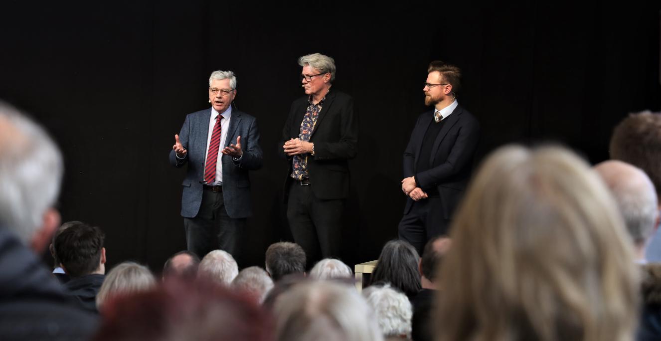 Grænseforeningen og Sydslesvigsk Forening (SSF) deltog på Historiske Dage 2023 med en debat om, hvordan grænselandets erfaringer kan bruges i Ukraine. Paneldeltagerne var SSF-generalsekretær Jens A. Christiansen (tv.) og Benny Engelbrecht (S) (th.), formand for Folketingets Sydslesvigudvalg.