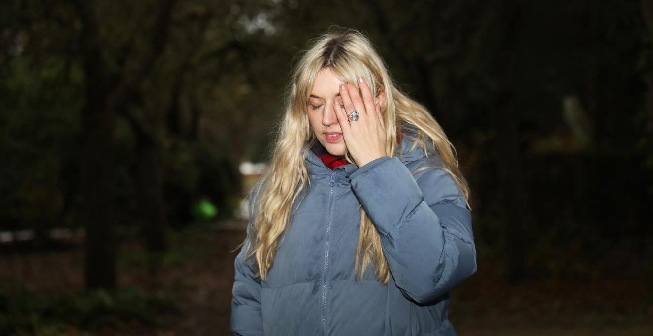 Musiker Greta Schenk er opvokset i Sydslesvig, men tilhører ikke det danske mindretal. “Jeg har spillet i både Husum og Flensborg og mødt flere unge fra mindretallet. Det er mega sejt at opleve, hvordan de uden besvær skifter mellem dansk og tysk. Hvis jeg på nogen måde kan være med til at repræsentere den dobbelthed, vil jeg meget gerne det. Jeg er stolt af at komme fra det samme område”, siger hun. Musiker Greta Schenk er opvokset i Sydslesvig, men tilhører ikke det danske mindretal. “Jeg har spillet i både Husum og Flensborg og mødt flere unge fra mindretallet. Det er mega sejt at opleve, hvordan de uden besvær skifter mellem dansk og tysk. Hvis jeg på nogen måde kan være med til at repræsentere den dobbelthed, vil jeg meget gerne det. Jeg er stolt af at komme fra det samme område”, siger hun.