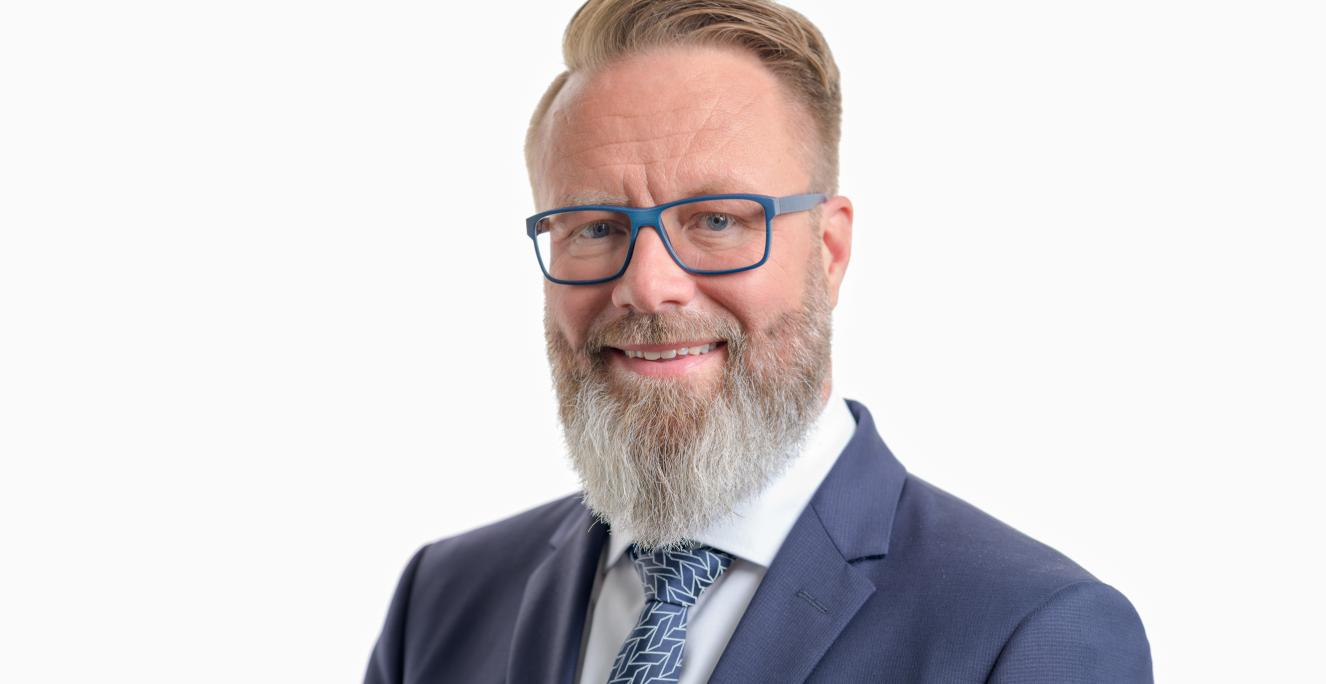 Økonomi- og transportminister Claus Ruhe Madsen (CDU) kom til at lede delegationen, da ministerpræsident Daniel Günther (CDU) blev syg. Økonomi- og transportminister Claus Ruhe Madsen (CDU) kom til at lede delegationen, da ministerpræsident Daniel Günther (CDU) blev syg.